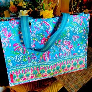 Beautiful print,great bag for shopping and travel!